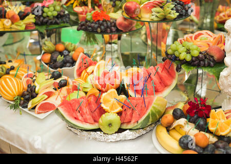 Buffet authentique, assortiment de fruits frais, de baies et d'agrumes. Préparation pour un menu créatif du design Banque D'Images