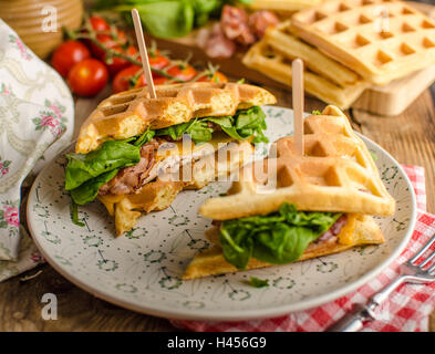 Sandwich avec du bacon, des gaufres et salade de poulet Banque D'Images