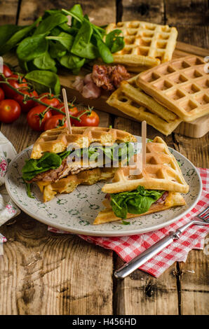 Sandwich avec du bacon, des gaufres et salade de poulet Banque D'Images