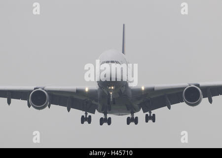 Airbus, l'approche des terres, la brume, le voyage par air, avions, de débarquement, de destination, de l'arrivée, l'aviation, la circulation de l'air, l'approche, le trafic aérien, Voyage, tourisme, avion, aéroport, le smog, les transports, l'A380, l'éclairage, Banque D'Images