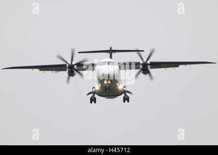 Avion de trafic, la terre approche, avion, Haze, voyage aérien, de débarquement, de destination, de l'arrivée, vol, trafic aérien, l'approche, le trafic aérien, Voyage, tourisme, voyages, d'atterrissage, le smog, le transport, l'air-vis, d'avions à hélice, l'éclairage, Banque D'Images