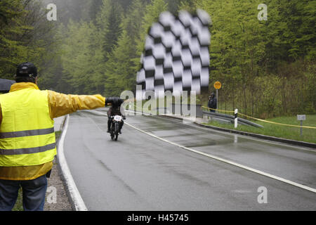 Courses de montagne de chaudière, anciens, randonnée moto, passage du drapeau à damier, l'Allemagne, les Bavarois, chaudières, la montagne, la course de montagne, course participant, vétéran de la race, historiquement, cet événement commémoratif, old-timer, véhicule, moto, rue, route de montagne Banque D'Images