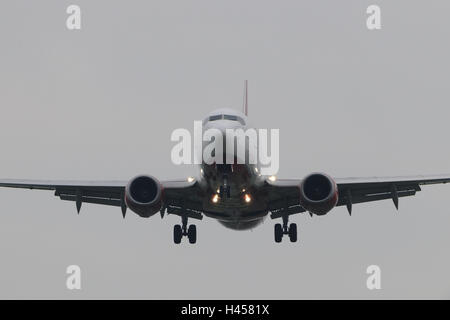 Airbus, l'approche des terres, la brume, le voyage par air, avions, de débarquement, de destination, de l'arrivée, l'aviation, la circulation de l'air, l'approche, le trafic aérien, Voyage, tourisme, avion, aéroport, voyages, le smog, les transports, l'A380, l'éclairage, Banque D'Images