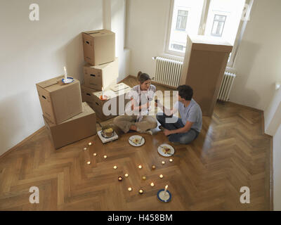 Chambres Familiales, couple, jeune, s'asseoir, marbre, dîner, improvise, kick off, vin, contact avec les yeux, aperçu, procession de cartons, plat, non-meublé, télévision changement, nouveau départ, procession, tiret, de saisir, de mettre en place, bien résidentiel, freehold télévision, se déplacent ensemble, les gens, les locataires, homme, femme, célébrer, Cook, de partenariat, d'amour, de respect, d'affection, d'être ensemble, heureux, cartons, cuisinière, coller, le dîner, des bougies, romantisme, tombe amoureux, heureux, ensemble, l'ensemble du corps, à l'intérieur, Banque D'Images