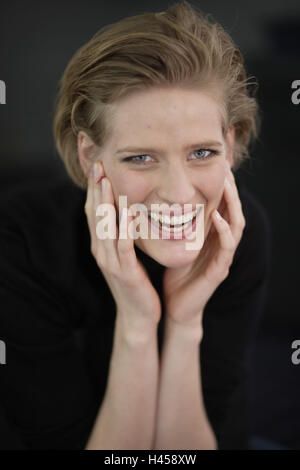 Femme, jeune, chef, c'est rire, portrait, portrait, les femmes de 20 à 30 ans, blonde, regard caméra, de naturel, de beauté, de bonheur, heureusement, fun, à l'intérieur, noir, Banque D'Images