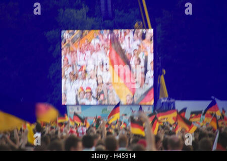 L'Allemagne, l'événement, les amateurs de football, Allemagne drapeaux, grande image, l'écran de transmission en direct, soir, flou, événement sportif, sport, événement sportif, football, championnat du monde, EM, grand événement, grand écran, écran, transmission, transmission sport, personne, spectateur, fans, des mesures, des réunions, des drapeaux, des acclamations, célébrer, l'enthousiasme, l'unité nationale, la fierté, la joie, le plaisir, la dynamique de groupe, l'humeur positive, figureistic commun, à l'extérieur, Banque D'Images