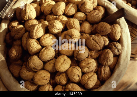 Bol en bois, noix, bois peel, bol, bref, en bois, de l'alimentation, de noix, fruits, graines, noyaux, amandes, pierre Welsche écrou, Juglans regia, Walnusskerne, nutrition, santé, vie tranquillement fait la réception, de l'intérieur Banque D'Images
