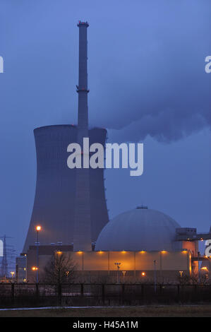 Allemagne, Bavière, domaine Grafenhein, centrale nucléaire, tour de refroidissement, fumée, Dome, clôture, crépuscule, l'éclairage, en Basse-franconie, centrale, centrale vapeur, l'énergie, l'énergie nucléaire, la production d'énergie, la production d'électricité, de l'industrie, KKW, tour, courant, la production courante, l'icône, de l'environnement, de l'encrassement, la pollution de l'environnement, l'économie, de vapeur, de risque, de danger, d'éclairage, lampes, de sécurité, de verrouillage, stockés, les barbelés, le soir, Banque D'Images