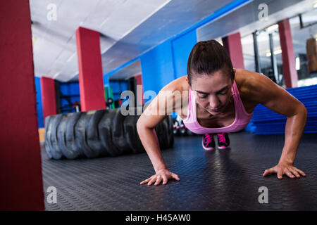 Jeunes femmes athlètes faisant push-ups Banque D'Images