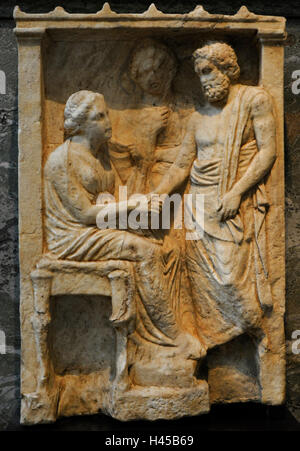 Relief funéraire représentant une femme assise, la victime, prend congé d'un homme. Dans le fond, peut-être un esclave. Scène encadrée par un bâtiment. Probablement d'Athènes. C. 350-300 BC. En. Musée d'antiquités orientales et méditerranéennes. Stockholm. La Suède. Banque D'Images