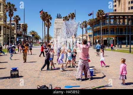 Enfants jouant dans 'Moseley Square' Glenelg, Australie du Sud, la station balnéaire la plus populaire de divertissement. Banque D'Images