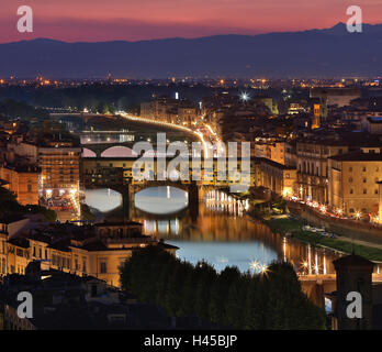 L'Arno et le Ponte Vecchio dans la ville de Florence de nuit - vue depuis la Piazzale Michelangelo. Banque D'Images