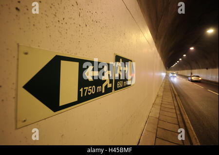 Le Portugal, l'île de Madère, l'Freiras Curral, tunnel, signes, indications de vol, Banque D'Images