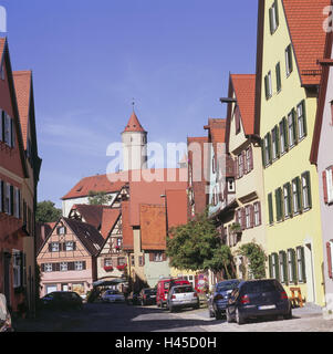 Allemagne, Bavière, Dinkelsbühl, vieille ville, maisons, tour verte, l'Europe, la ville, la destination, le lieu d'intérêts, de l'architecture, historiquement, de la construction, maison à colombages, pans de bois, Terrasse, maisons, voitures, parc, Tour, tour, ville militaire, fortification Banque D'Images