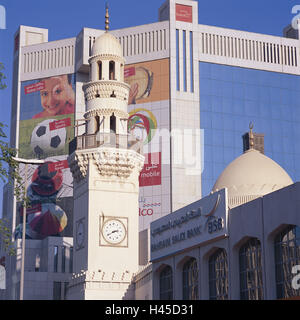 L'île de Bahreïn, Manama, Manamah, Batelco, locaux commerciaux, mosquée de vendredi, détail, état insulaire, sheikdom, destination, ville, capitale, bâtiment, structure, architecture, façade, Publicité, affiches publicitaires, de l'église, la mosquée sacrée, la construction, la foi, la religion, l'Islam, Dome, minaret, tour, réveil, Banque D'Images