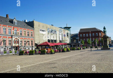 Le Danemark, Jutland, Danemark, la place de l'hôtel de ville, café, les clients, le modèle ne libération, destination, ville, centre, construction, maisons, architecture, gastronomie, café de la rue, l'été, parasols, les gens, les touristes, le tourisme, l'extérieur, monument, Banque D'Images