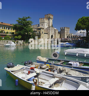 L'Italie, Lombardie, Sirmione, Château Scaliger, Gardasee, bottes, dans le Nord de l'Italie, destination, la destination, le lieu d'intérêts, château, forteresse, structure, architecture, bassin du port, embarcadères, bateaux de pêche, les touristes, les personnes, les droits de l'attente, Banque D'Images