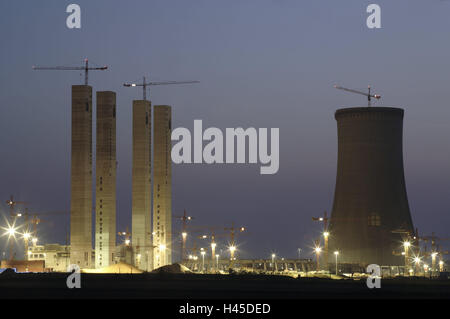 L'Allemagne, en Rhénanie du Nord-Westphalie, Neurath, brown centrale à charbon, l'homme au travail, du lignite, de l'énergie, la centrale électrique, le changement climatique, la pollution, le CO2, RWE, l'économie, de l'industrie, les tours, les tours de refroidissement, l'éclairage, l'éclairage, soir, grues, site de construction, Banque D'Images