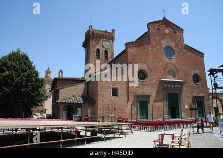 Italie, Toscane, San Miniato, Piazza del Duomo, la cathédrale, façade, tour, ville, la destination, le lieu d'intérêts, monument, bâtiment, structure, architecture, église, construction, sacré la foi, la religion, le christianisme, façade de briques, historiquement, des sièges, des chaises, des passants, des gens, à l'extérieur, Domplatze, Banque D'Images