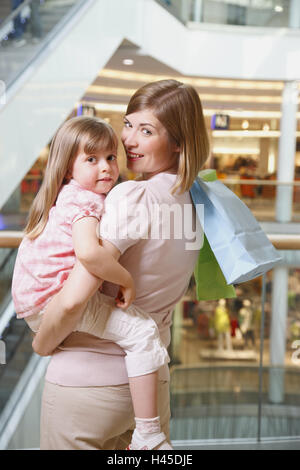 Centre Commercial, mère, fille, porter, sacs, sourit, heureux, Banque D'Images