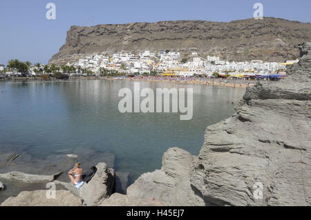 Espagne, Canaries, l'île de Grande Canarie, du grain, de la plage à Puerto de Mogan, baignoire bay, roche de lave, touristiques, Banque D'Images