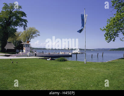 L'Allemagne, la Haute-Bavière, Chiemgau, women's island, embarcadère, ferry, le lac de Chiemsee, en Bavière, hautes-alpes, alp prix, le lac, les eaux, l'Île, Laval, Rive, arbres, nature, mât, drapeau, en bavarois, vue, paysage, nature, personne, touristiques, tourisme, excursion, Repos, loisirs, repos, silence, vacances, saison, printemps, mai, soleil, Banque D'Images