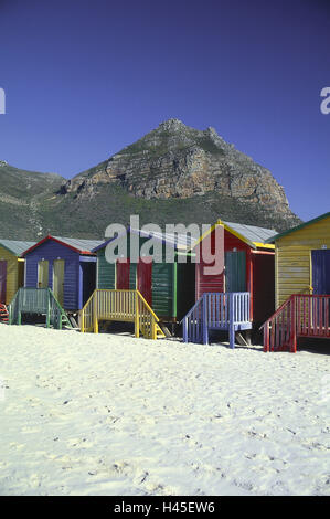 L'Afrique du Sud, Capetown, montagne, Muizen, plage, des vestiaires, des petites maisons, cabines, cabane, pleines de couleurs, de couleurs vives, les peintures, déserte, à l'extérieur, le ciel, bleu, ciel, sable, montagne, Banque D'Images