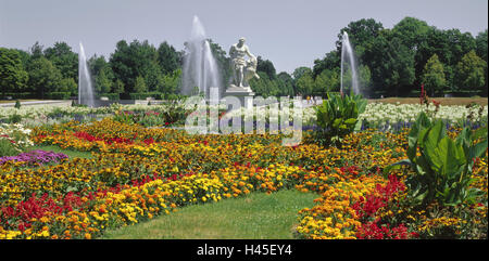 L'Allemagne, la Haute-Bavière, tanche accueil, nouveau château, jardin, statue, jets, parterres, Europe, Bavaria, crème tanche accueil, point d'intérêt, le baroque, le jardin de la cour, jardin, fleurs, jardin, monument, figure, visiteur, du tourisme, de la personne, l'été, Jardin, château, flowerage Banque D'Images