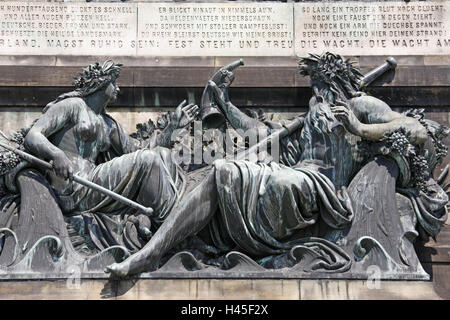 Allemagne, Hesse, rugueux accueil sur le Rhin, le cep monument, la garde sur le Rhin, détail, chiffres, inscription, ville du vigneron, vallée du Rhin moyen, Brandebourg, cercle, rive du Rhin, copse monument, art, culture, sculpture, sculptures, statues, statues de bronze, Nebenfiguren, lyrics, citation, monument, monumentale, structure commémorative, patrimoine culturel, point d'intérêt, à l'extérieur, Banque D'Images