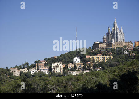 Espagne, Barcelone, Tibidabo, église Sagrat Cor, vue sur ville, Catalogne, ville, voyage, destination, tourisme, point d'intérêt, de l'église, la religion, le christianisme, catholique, d'architecture, de style gothique, la foi, la nouvelle église, la montagne sacrée, construction, maisons, immeubles, maisons d'habitation, d'inclinaison, clochers, tours, déserte, à l'extérieur, Banque D'Images