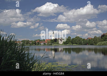 Allemagne, Bade-Wurtemberg, Kißlegg, lac, ciel nuageux, Allgäu, antenne health resort, village, Ciel, nuages, paysage, vue locale, église, rive, arbres, deux fois, d'eau, clocher, la mise en miroir, miroir de l'eau, Banque D'Images