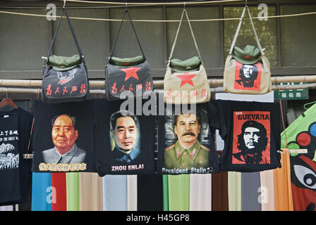 Chine, Shanghai, l'entreprise, ventes, sacs, casquettes, T-shirts, des politiciens, des photos, Zhou Enlai, Mao, Staline, Che Guevara, Banque D'Images