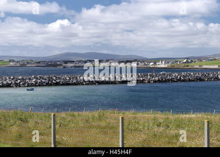 Grande Bretagne, Ecosse, Orkneyinseln, principal pays îles, South Ronaldsay, connexion, Chaussée Churchill, Orkney, point d'intérêt, de l'eau, la mer, les îles voisines, remblais, l'interdiction de sous-marins, protection, prévention, historiquement, le ciel, les nuages, Banque D'Images