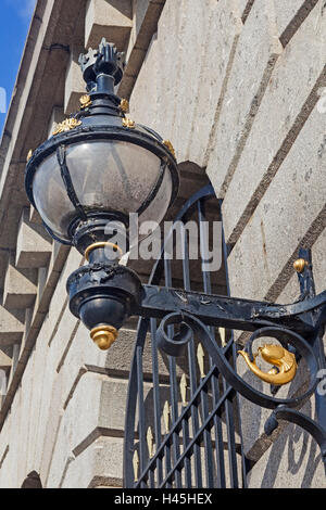 Ville de Londres un support lampe sur l'extérieur de poissonniers' Hall Banque D'Images