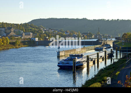 Allemagne, Rhénanie-Palatinat, dans la Moselle, Grevenmacher, sluice, barges, lumière du soir, Banque D'Images