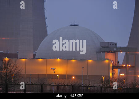 Allemagne, Bavière, domaine Grafenhein, centrale nucléaire, bâtiment réacteur, clôture, nuit, l'éclairage, en Basse-franconie, centrale, centrale vapeur, l'énergie, l'énergie nucléaire, la production d'énergie, la production d'électricité, industrie, réacteur, KKW, courant, la production courante, l'icône, l'économie, risque, danger, l'éclairage, lampes, lanternes, de sécurité, de verrouillage, stockés, les barbelés, Banque D'Images