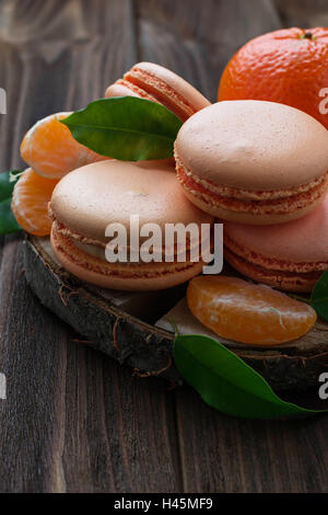 French macarons à la mandarine. Selective focus Banque D'Images