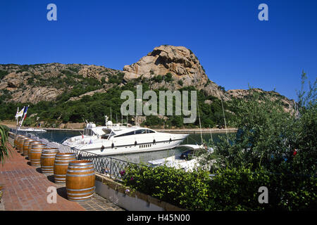 L'île de Sardaigne, Italie, Venise, fûts de vin, yacht, port, Banque D'Images