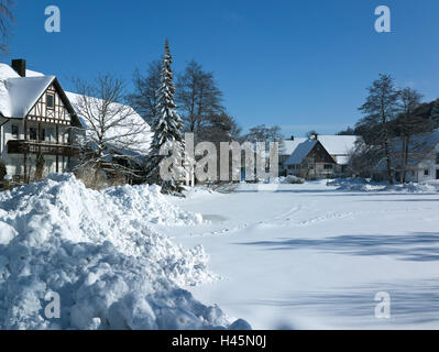 Allemagne, Bade-Wurtemberg, Roman's stone-Zainingen, hiver, maisons, maisons résidentielles, Roman's stone, Zainingen, neige, neige, vue locale, paysages d'hiver, l'ensoleillement, Banque D'Images