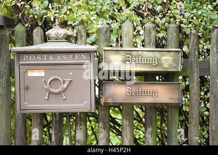 Jardin clôture, boîte aux lettres, les boîtes à journaux, Banque D'Images