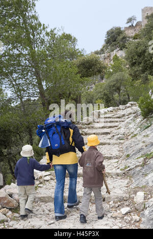 L'Espagne, les îles Baléares, Majorque, l'île Castell d'Alaró, l'écrou, les enfants, à pied, vue de dos, la destination, le lieu d'intérêts, personne, promotion, cours, escaliers, marches, grimper, marcher, faire de la randonnée pédestre, les voyages des vêtements, femme, garçon, excursion, enterprise, château, ruine du château, ruine, panier moyen, moyen grain, sac à dos, loisirs, vacances, culture, Banque D'Images