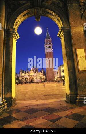 Italie, Vénétie, Venise, la Place Saint Marc, Le Campanile, l'éclairage, le soir, Banque D'Images