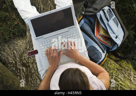 Femme, assis, log, maigre, Apple iBook, d'entrée de données, sac, vue de dessus, pas de biens, série, les gens, les étudiants, les jeunes, les ordinateurs, Mac, MacBook, ordinateur portable, les données, le traitement des données, flexibilité, mobilité, portable, sans fil, sur le chemin, à l'extérieur, le travail, l'summerc Banque D'Images