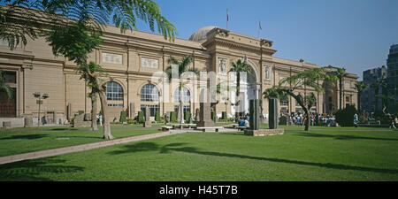 Egypte, Le Caire, musée Égyptien, à l'extérieur, les touristes, ville, centre-ville, musée, musée, bâtiment, art, architecture, structure, style architectural, néoclassicisme, collection, exposition, parc, prairie, arbres, les gens, les lieux d'intérêts, d'attraction, tourisme, panorama, Banque D'Images