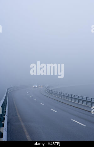 La Suisse, les Grisons, Prättigau, Arosa, mountain road, bridge, brouillard, Banque D'Images