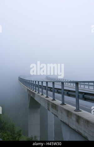 La Suisse, les Grisons, Prättigau, Arosa, mountain road, bridge, brouillard, Banque D'Images