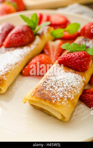 Blintzes - crêpes au fromage riccota rempli et creame fraîche avec des fruits frais et de menthe Banque D'Images