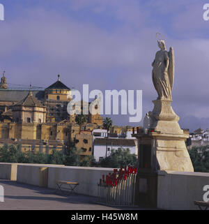 Espagne, Andalousie, Cordoue, Ponte Romano, figure de l'ange, l'Europe, destination, ville, lieu d'intérêts, de la culture, de l'extérieur, déserte, bridge, l'architecture, statue, figure, Angel, de la construction, de l'église, la foi, la religion, le christianisme, l'architecture, Banque D'Images