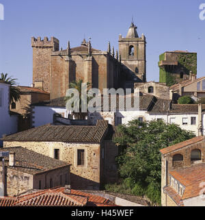 L'Espagne, ex-tréma dura, Caceres, Iglesia, de San Mateo, l'Europe, la ville, la destination, le lieu d'intérêts, d'un bâtiment, l'architecture, l'église, la construction de l'église, sacré, clocher, la foi, la religion, le christianisme, l'héritage culturel mondial de l'UNESCO, vue sur ville, maisons, Banque D'Images