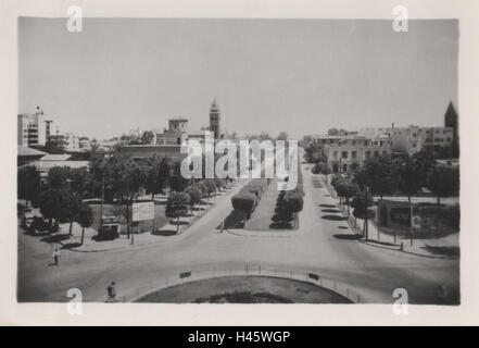 Ahmed Oraby Street et Salah Salem Road à Ismailia Egypte avec l'Église catholique romaine de Saint François de la salle au loin. Photographié en 1952 Banque D'Images